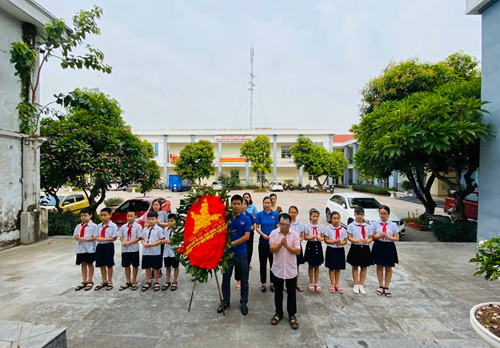 Trường Tiểu học Long Biên thiết thực kỷ niệm 73 năm Ngày thương binh - Liệt sĩ (27/7/1947 – 27/72020)