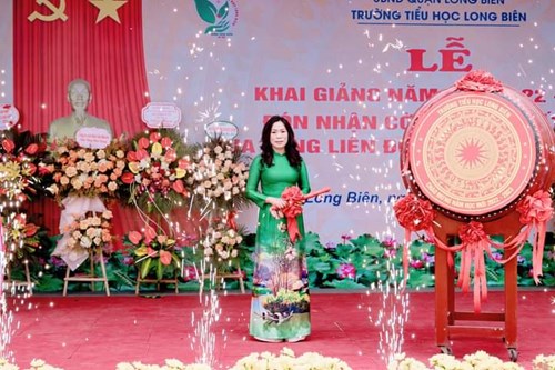 Tưng bừng Lễ khai giảng năm học 2022-2023 và đón nhận cờ của Thi đua Xuất sắc của Tổng Liên Đoàn Lao động Việt Nam trao tặng trường Tiểu học Long Biên 