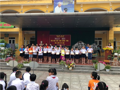 Ngày hội “Công nhận chuyên hiệu Rèn luyện đội viên” tại Liên đội Tiểu học Long Biên