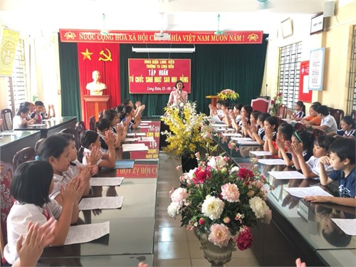 Liên đội Tiểu học Long Biên sôi nổi trong buổi Sinh hoạt Sao đầu tiên