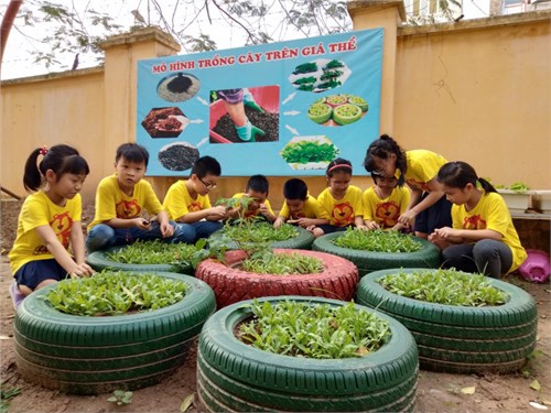 Học sinh trường Tiểu học Long Biên thích thú với mô hình vườn sinh học