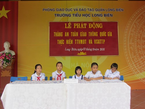 Hưởng ứng năm trật tự văn minh đô thị an toàn thực phẩm của thầy trò trường Tiểu học Long Biên