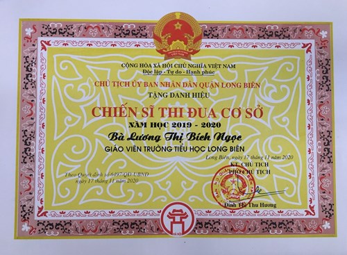 Đồng chí Lương Thị Bích Ngọc - Giáo viên trường tiểu học Long Biên đạt danh hiệu chiến sĩ thi đua cơ sở năm học 2019 - 2020