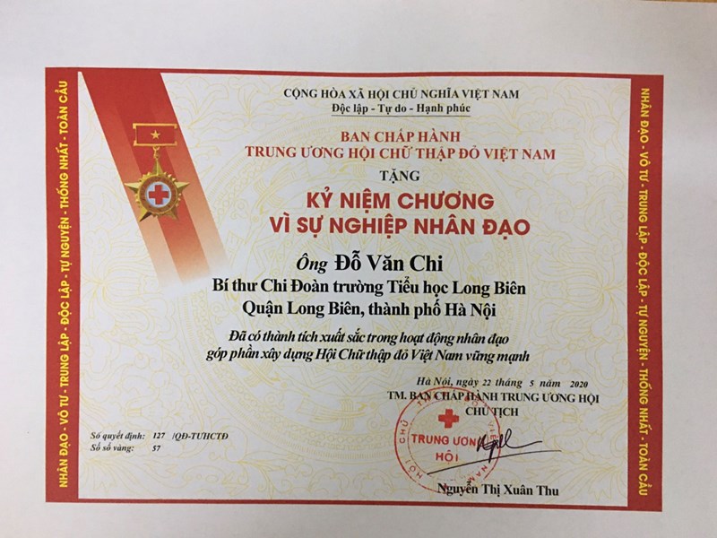 Đồng chí Đỗ Văn chi - Bí thư Chi Đoàn trường Tiểu học Long Biên đã có thành tích xuất sắc trong hoạt động nhân đạo góp phần xây dựng Hội chữ thập đỏ Việt Nam vững mạnh