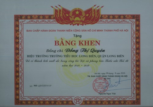 Đồng chí Đồng Thị Quyên - Hiệu trưởng trường TH Long Biên, Quận Long Biên đã có thành tích xuất sắc trong công tác Đội và phong trào Thiếu nhi Thủ đô năm học 2018 - 2019