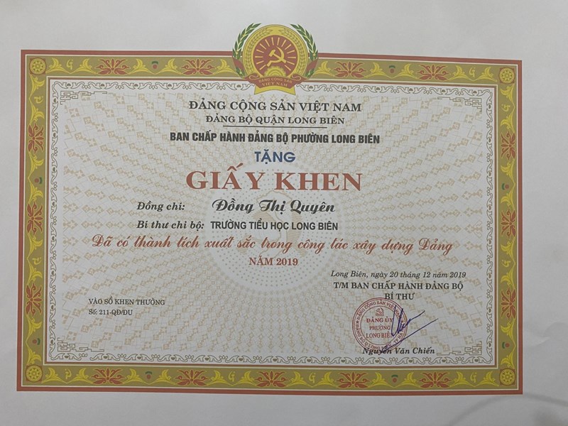 Đảng bộ phường Long Biên tặng bằng khen đồng chí Đồng Thị Quyên - chi bộ trường TH Long Biên đã có thành tích xuất sắc trong xây dựng Đảng năm 2019