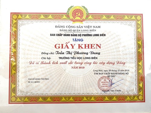 Đảng bộ phường Long Biên tặng bằng khen đồng chí Trần Thị Phương Dung - chi bộ trường TH Long Biên đã có thành tích xuất sắc trong xây dựng Đảng năm 2019