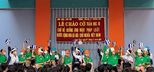 Trường TH Lý Thường Kiệt thực hiện tuyên truyền “ Ngày pháp luật nước Cộng hòa XHCN Việt Nam”.