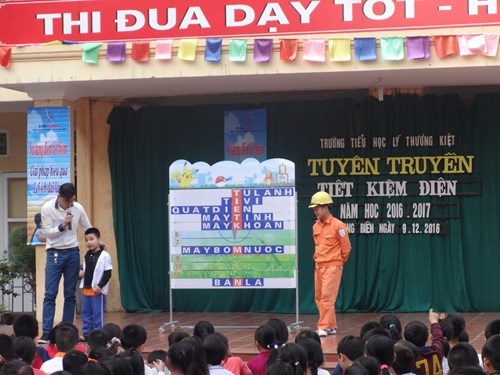 Liên đội Tiểu học Lý Thường Kiệt tổ chức Tuyên truyền tiết kiệm điện.

