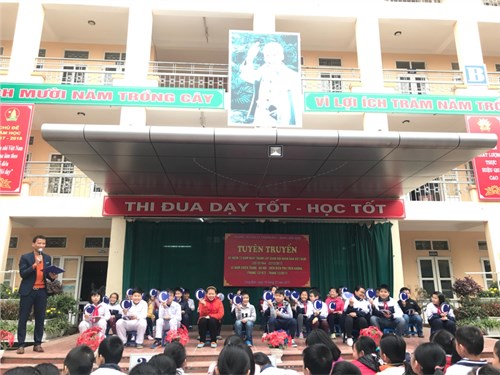 Liên đội Tiểu học Lý Thường Kiệt tuyên truyền Kỷ niệm 73 năm ngày thành lập Quân đội nhân dân Việt Nam và 45 năm chiến thắng “ Hà Nội – Điện Biên Phủ trên không”.
