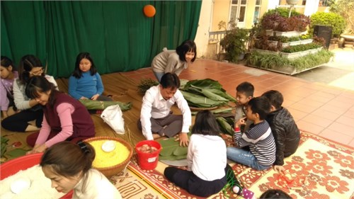 Công đoàn trường Tiểu học Lý Thường Kiệt tổ chức gói bánh chưng chào đón Tết Mậu Tuất 2018