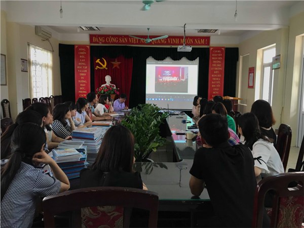 Trường Tiểu học Lý Thường  Kiệt tổ chức cho cán bộ, giáo viên xem phóng sự quận Long Biên 15 năm xây dựng và phát triển.
