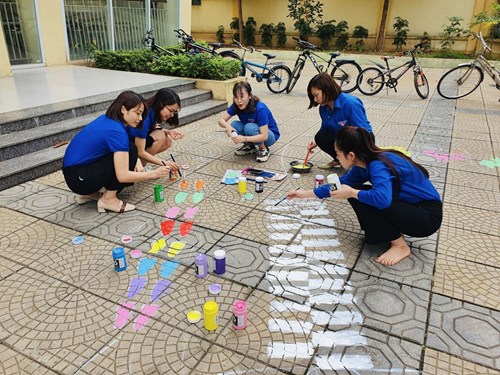 Chi đoàn trường tiểu học ngọc lâm tạo góc vui chơi, sáng tạo trên sân trường cho học sinh