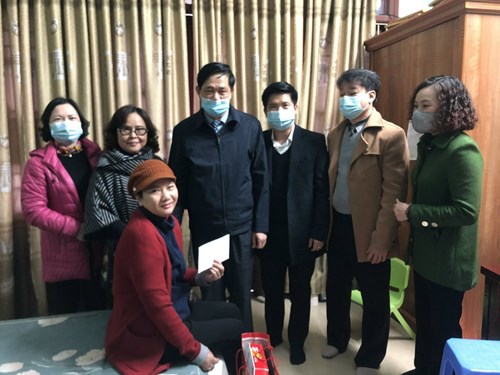 Sở GD&ĐT Hà Nội, Phòng GD&ĐT quận Long Biên tổ chức thăm hỏi động viên giáo viên trường Tiểu học Ngọc Lâm có hoàn cảnh đặc biệt  nhân dịp Tết cổ truyền Nhâm Dần năm 2022