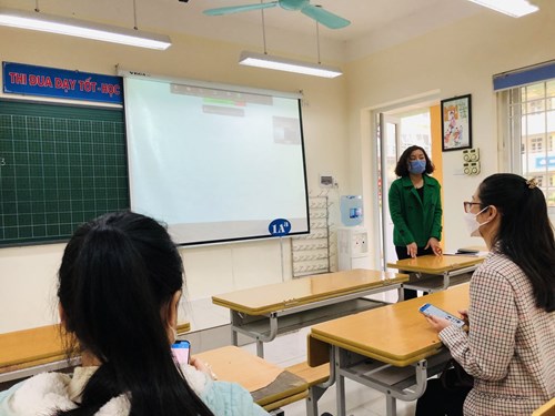 Trường Tiểu học Ngọc Lâm tổ chức tập huấn cho giáo viên ứng dụng CNTT dạy học trực tiếp trên lớp kết hợp chuyển tiếp cho học sinh học trực tuyến tại nhà