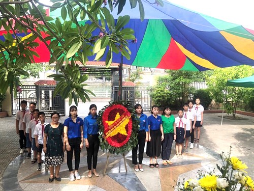 Thầy và trò trường Tiểu học Ngọc Lâm đã tổ chức Lễ dâng hương
