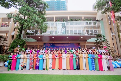 Trường Tiểu học Ngọc Lâm tổ chức Chào mừng ngày  Nhà giáo Việt Nam 20/11  và đón nhận Bằng khen của Bộ Giáo dục và Đào tạo.