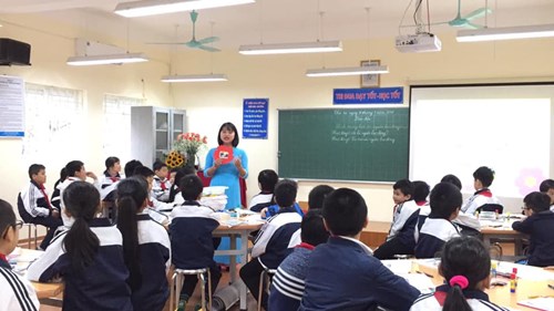 Cô giáo Đinh Thị Bích Huệ 
tham gia thi giáo viên dạy giỏi năm học 2018 – 2019
