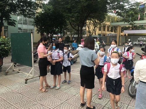 Trường tiểu học ngọc lâm  đón học sinh đi học trở lại sau thời gian nghỉ học phòng chống dịch covid – 19