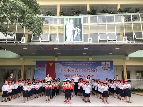 Trường Tiểu học Ngọc Lâm tổ chức trao tặng mũ bảo hiểm cho Học sinh lớp 1 năm học 2020 - 2021