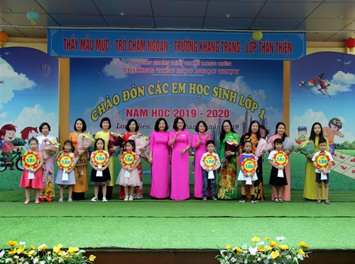              Trường Tiểu học Ngọc Thụy tưng bừng chào đón các em học sinh lớp 1, năm học 2019 -2020.