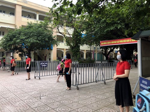 Trường Tiểu học Ngọc Thụy trong ngày đầu đón học sinh quay trở lại trường học