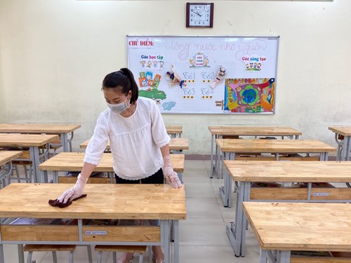 Trường Tiểu học Ngọc Thụy tổng vệ sinh trường lớp đón học sinh quay trở lại trường học