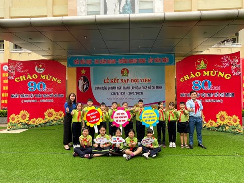 Lớp đội viên tháng ba chào mừng Đoàn TNCS Hồ Chí Minh 90 mừa hoa rực rỡ