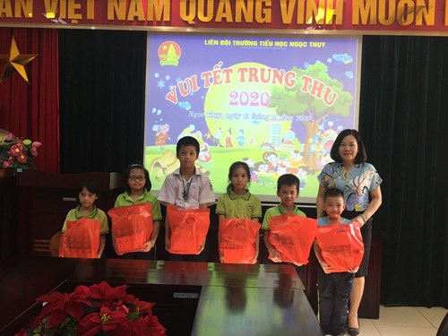 Liên đội Trường tiểu học Ngọc Thụy tặng quà các em học sinh có hoàn cảnh khó khăn nhân dịp Tết Trung Thu 2020