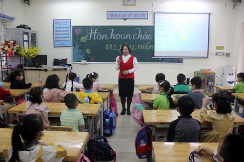 Cảm nhận của Phụ huynh lớp 1A3 Trường tiểu học Ngọc Thụy khi học sinh được quay trở lại trường học tập trực tiếp