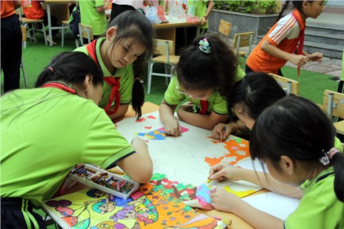 Ngày hội TEAM   Vẽ tranh tập thể   của các em HS lớp 4A6