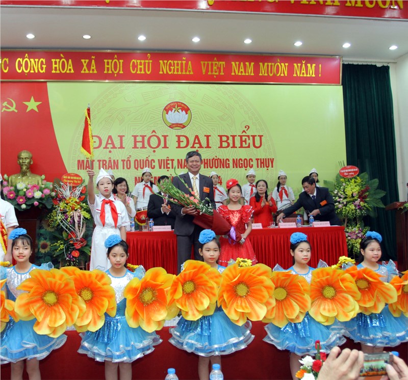 Đội Nghi Lễ Liên đội Tiểu học Ngọc Thụy chào mừng ĐH đại biểu Mặt Trận Tổ Quốc phường Ngọc Thụy, NK 2019 -2024