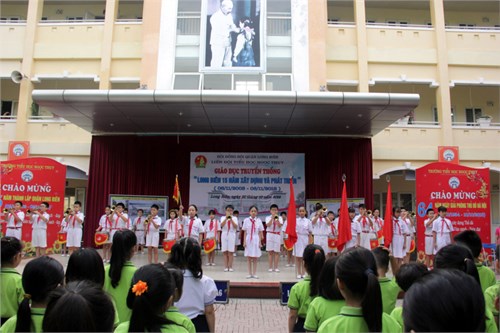 Liên đội Tiểu học Ngọc Thụy với hoạt động giáo dục truyền thống chào mừng 15 năm Thành lập quận Long Biên