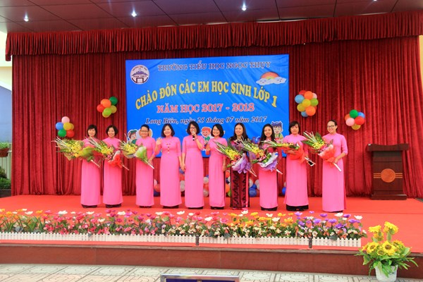 Hình ảnh cô giáo Hoàng Thị Bích Thu- Hiệu trưởng nhà trường tặng hoa cho các cô giáo lớp 1