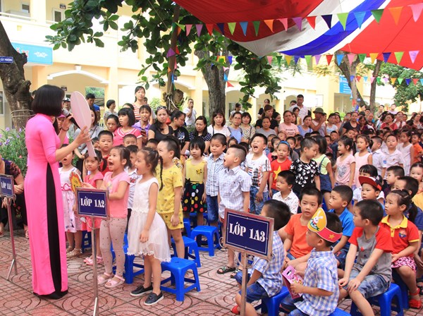 Hình ảnh cô giáo Hoàng Thị Bích Thu- Hiệu trưởng nhà trường trao biển lớp cho các em học sinh lớp 1