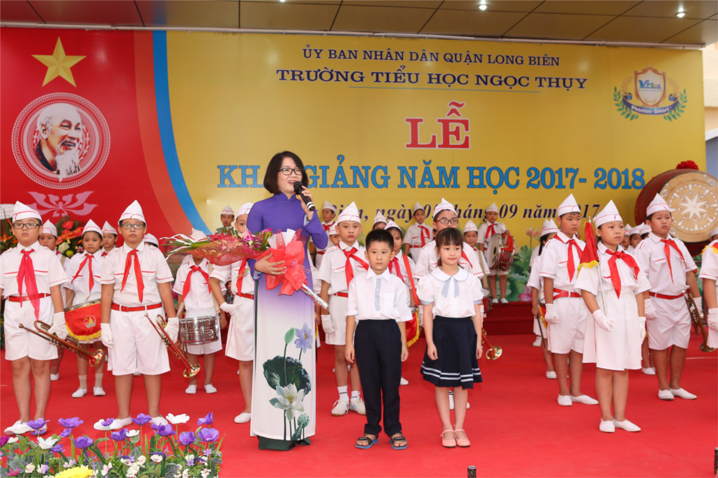 Cô giáo hiệu trưởng Hoàng Thị Bích Thu đón nhận hoa của các con HS lớp 1