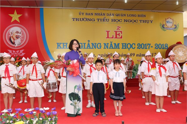 Cô giáo hiệu trưởng Hoàng Thị Bích Thu đón nhận hoa của các con HS lớp 1