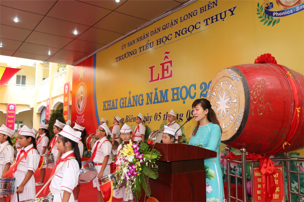 Cô giáo Nguyễn Thu Giang đọc thư chủ tịch nước nhân dịp Lễ khai giảng 