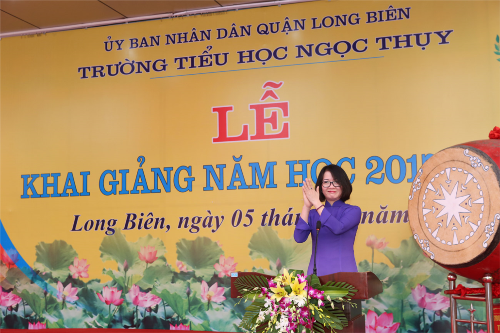 Hình ảnh cô giáo Hoàng Thị Bích Thu- Hiệu trưởng nhà trường đọc diễn văn khai giảng năm học mới 