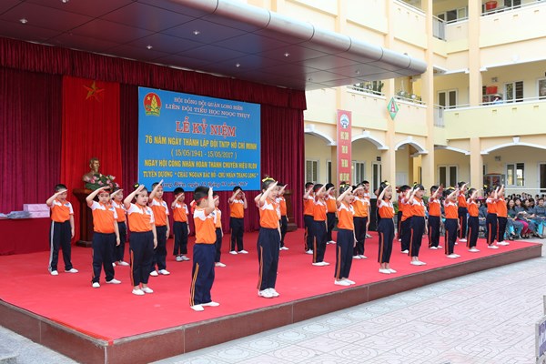 Màn dân vũ   Việt Nam ơi    của các em Nhi đồng lớp 2A4