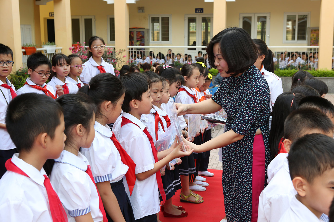 Hình ảnh cô giáo Phạm Thị Mai Thanh - Phó Hiệu trưởng nhà trường trao quà cho các gương thiếu nhi tiêu biểu