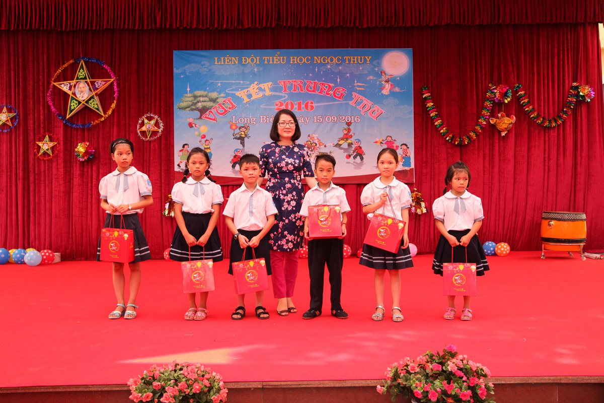Cô Hiệu trưởng Hoàng Thị Bích Thu tặng quà Trung thu cho các em thiếu nhi có hoàn cảnh khó khăn