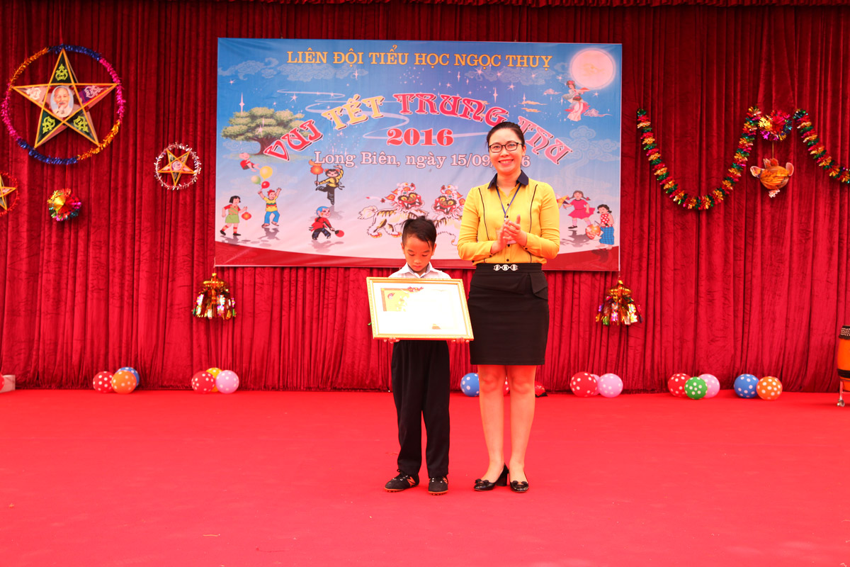 Chị Nguyễn Thị Thanh Tâm - Bí thư Quận đoàn Long Biên tặng quỹ học bổng Vừ A Dính 