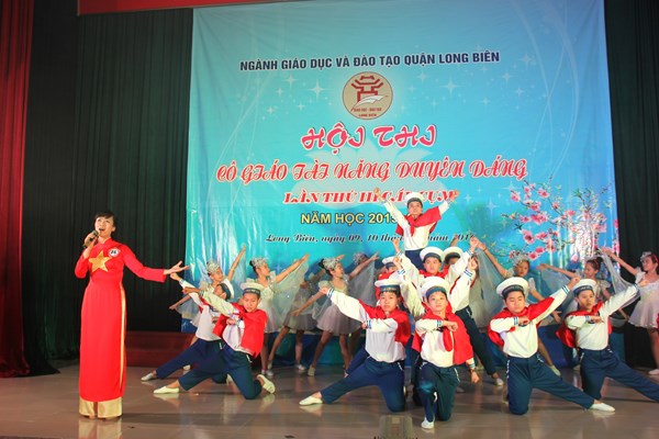 Cô Thu Giang với màn hát múa Sức sống Trường Sa