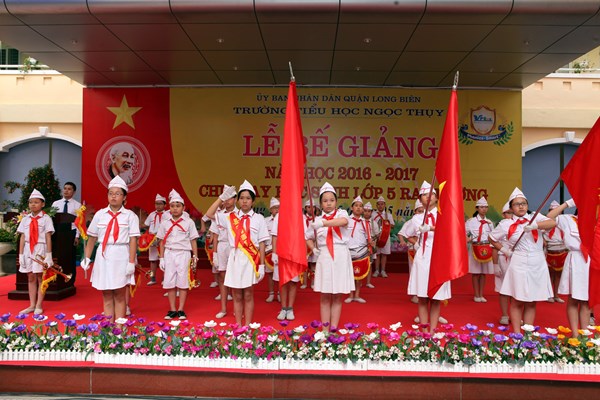 Hình ảnh các em học sinh Đội Nghi lễ thực hiện Nghi lễ Chào cờ 