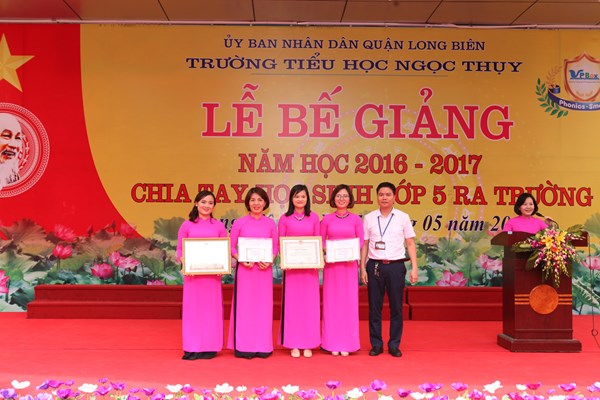 Đồng chí Nguyễn Quốc Văn - Chủ tịch UBND phường Ngọc Thụy trao thưởng cho các cô giáo đạt thành tích cao trong năm học 