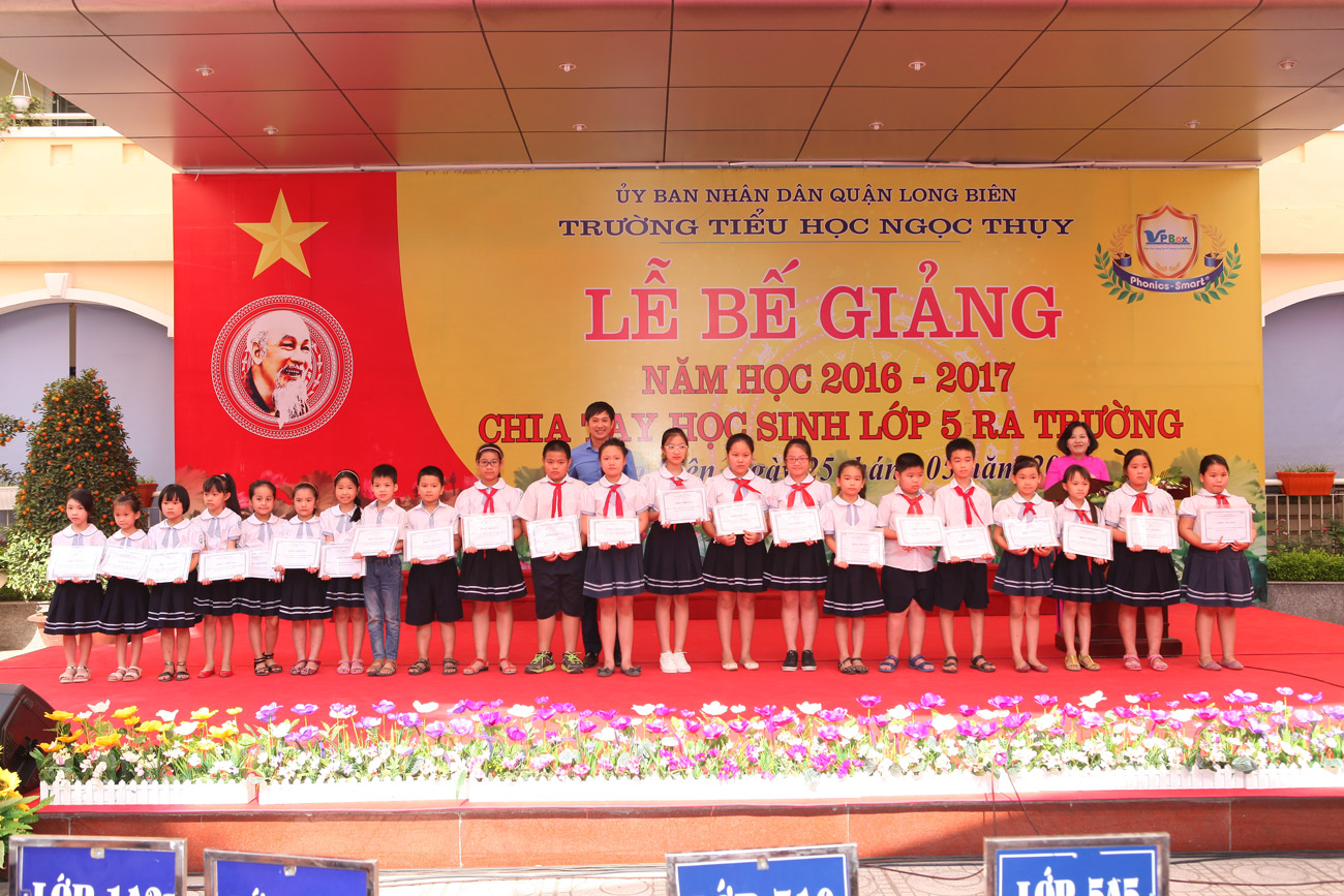anh Nguyễn Văn Nghĩa - Bí thư đoàn phường Ngọc Thụy trao thưởng cho các tập thể lớp xuất sắc 