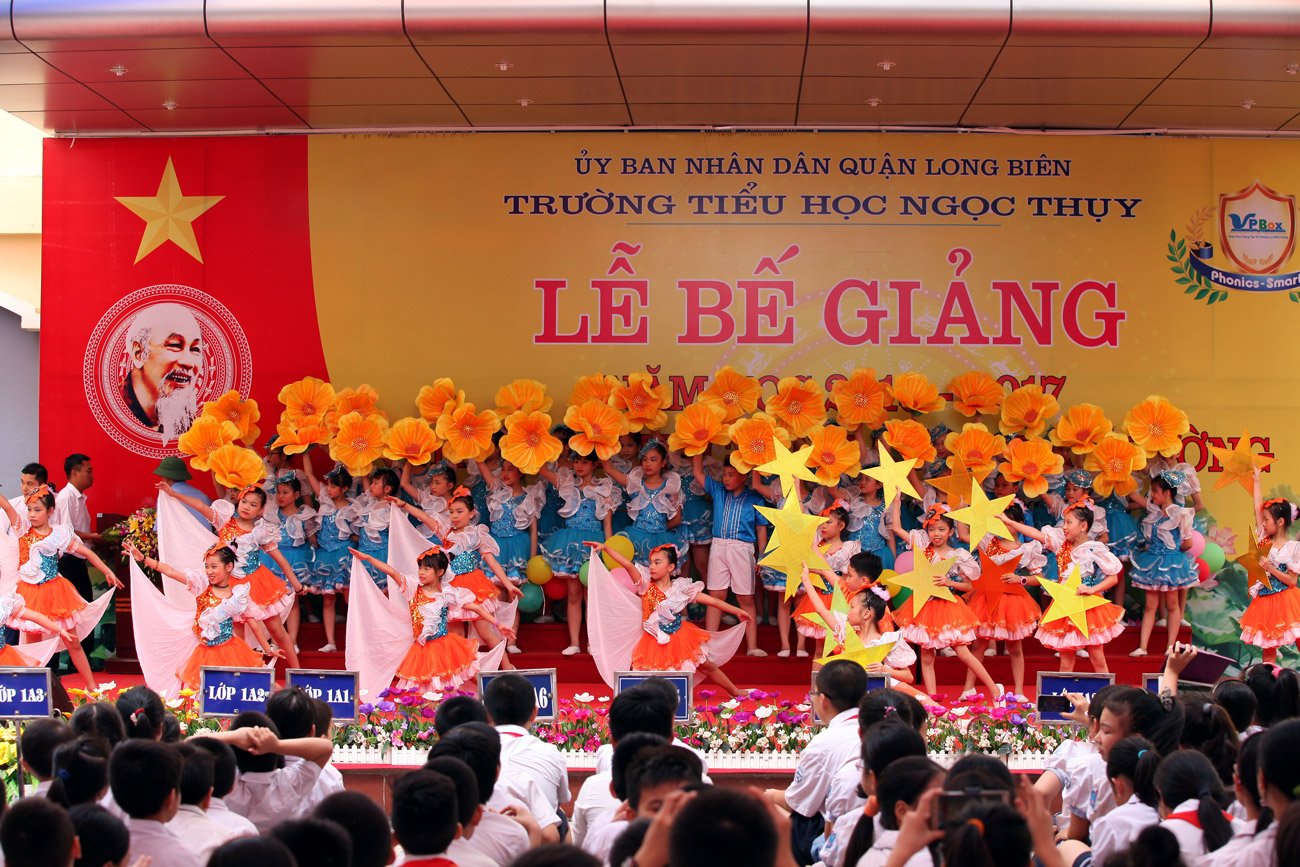 Màn hát múa mở màn Lễ bế giảng của Đội ca khúc Măng Non