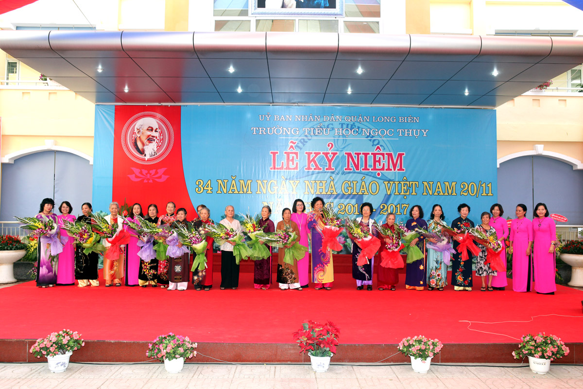 Các thầy cô trong Ban giám hiệu nhà trường tặng hoa chúc mừng các thầy cô Hội cựu giáo chức