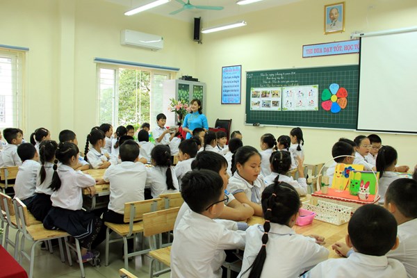 Cô giáo Nguyễn Thị Hòa và các em học sinh lớp 3A6